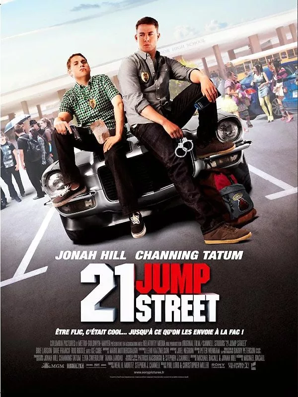 Illustration de critique : 21 jump street : Au lycée, Schmidt et Jenko étaient les pires ennemis, mais ils sont devenus potes à l’école de police. Aujourd’hui, i…