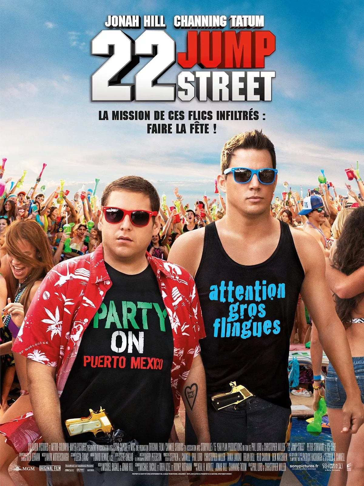 Illustration de critique : 22 jump street : Les deux policiers Schmidt et Jenko, après être retournés au lycée pour mettre à découvert un nouveau réseau de trafi…