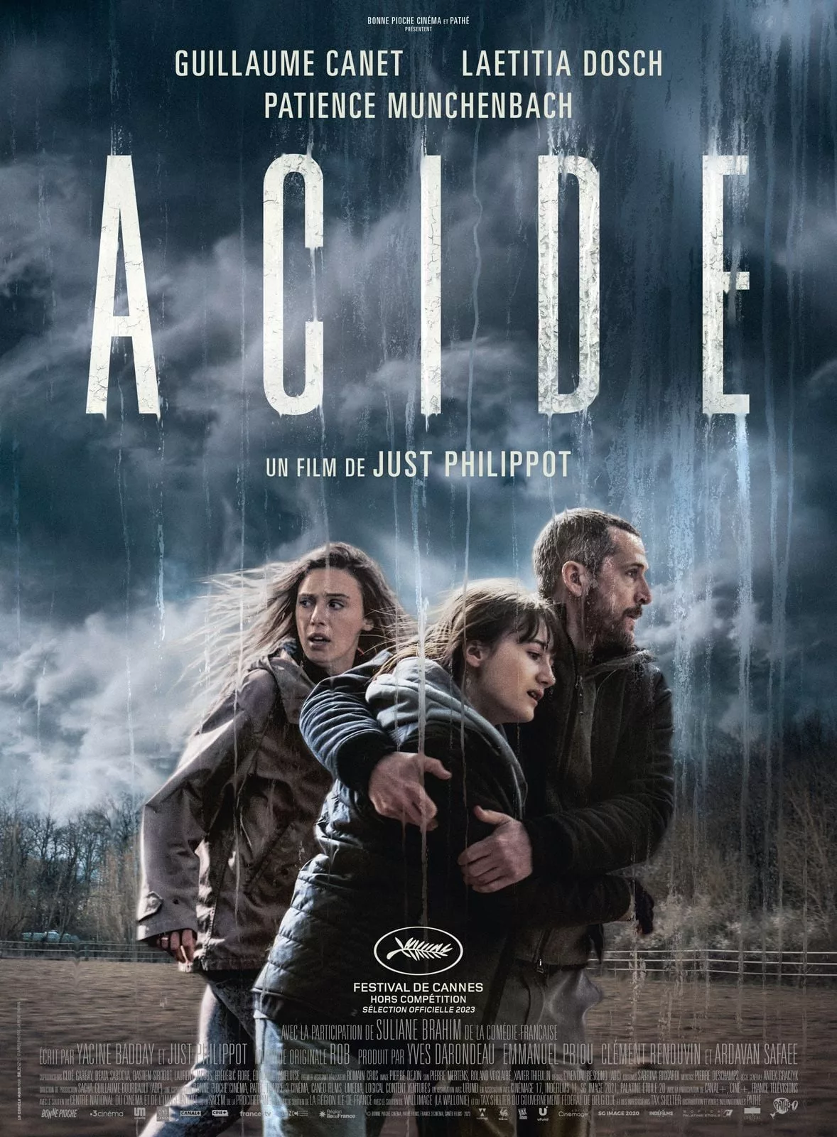 Illustration de critique : Acide : Selma, 15 ans, grandit entre ses deux parents séparés, Michal et Élise. Des nuages de pluies acides et dévastatrices …