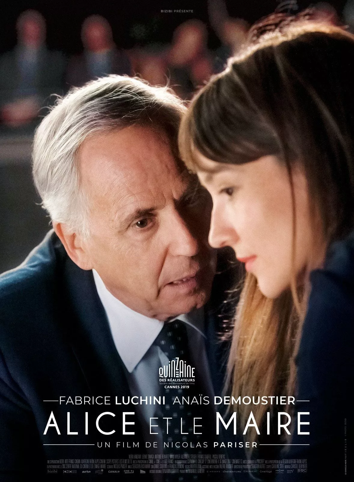 Illustration de critique : Alice et le maire : Le maire de Lyon, Paul Théraneau, va mal. Il n’a plus une seule idée. Après trente ans de vie politique, il se sent c…