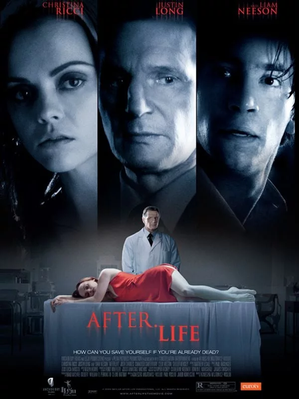 Illustration de critique : After.life : Après un grave accident de voiture, Anna se réveille dans une salle des pompes funèbres locales où Eliot Deacon lui e…