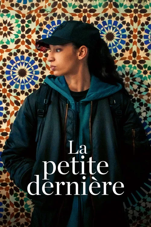 Illustration de critique : La petite dernière : Fatima, 17 ans, est la petite dernière. Elle vit en banlieue avec ses sœurs, dans une famille joyeuse et aimante. Bon…