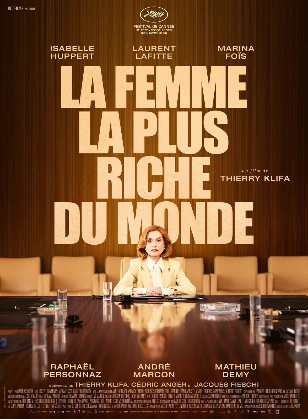 Illustration de critique : La Femme la plus riche du Monde : La femme la plus riche du monde : sa beauté, son intelligence, son pouvoir. Un écrivain photographe : son ambition, s…