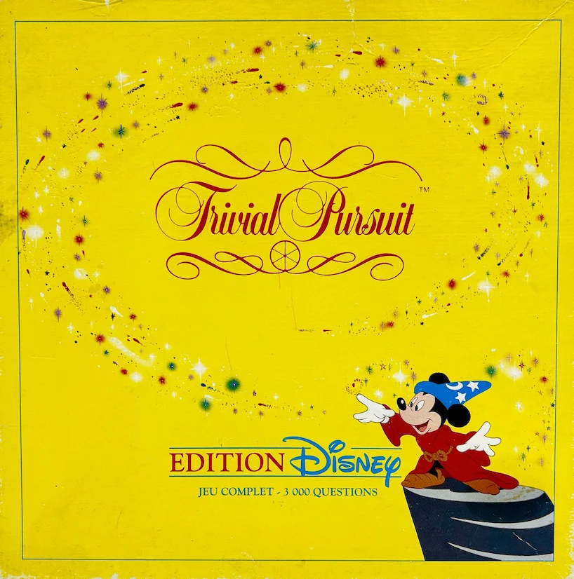 Illustration de critique : Trivial pursuit, édition Disney : Édition thématique du célèbre jeu de quiz Trivial Pursuit consacrée à l'univers Disney. Les joueurs répondent à des q…