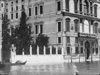 Illustration de critique : Panorama du Grand Canal pris d'un bateau